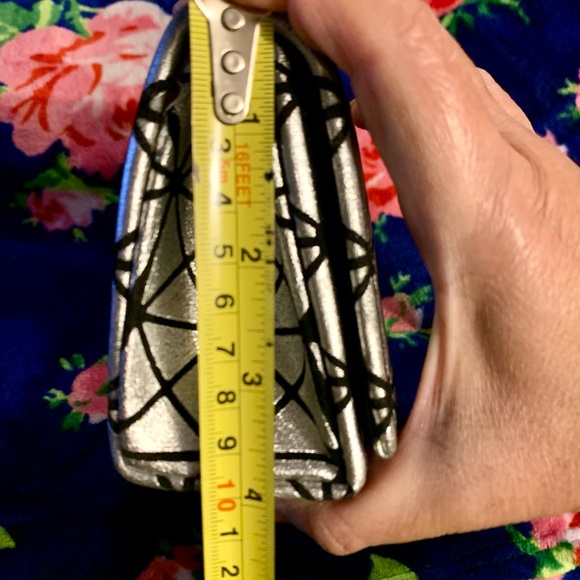 Silver and black clutch with chain - Picture 9 of 9